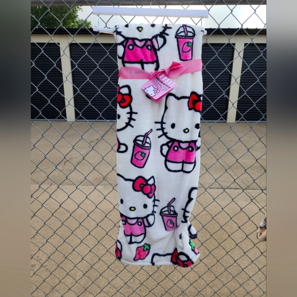 Hello Kitty Fleece, Blanket with Pink Accents/ With Shake🩷🍓